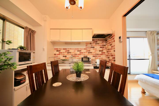 キッチン - 窓からスカイツリーが見える！} - ルームシェアルームメイト