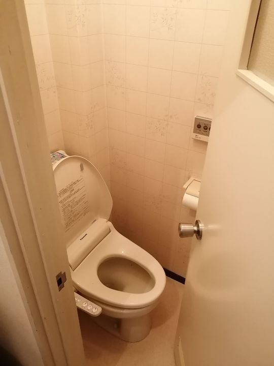 トイレ - 下落合駅徒歩5分 新宿駅行きバスすぐ近く 食洗機 衣類乾燥機あり} - ルームシェアルームメイト