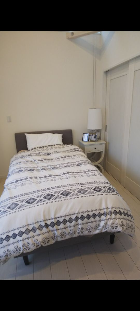 個室 - 軽井沢町　シングルベッドルーム　空き部屋入居者募集} - ルームシェアルームメイト