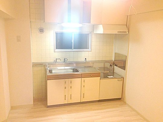 キッチン - 麻布十番・六本木でシェアする人を募集しています！} - ルームシェアルームメイト