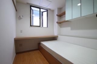 個室 - ホテルをまるごと1棟デザイナーズリノベーションしたシェアハウス} - ルームシェアルームメイト