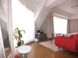 リビング - 六本木ヒルズ徒歩5分、駅徒歩1分！短期6/10〜8/25} - ルームシェアルームメイト