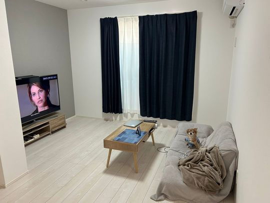 リビング - 【神戸市中央区】阪神春日野道駅から徒歩3分！新築一戸建て！家賃全て込みで45000円！} - ルームシェアルームメイト