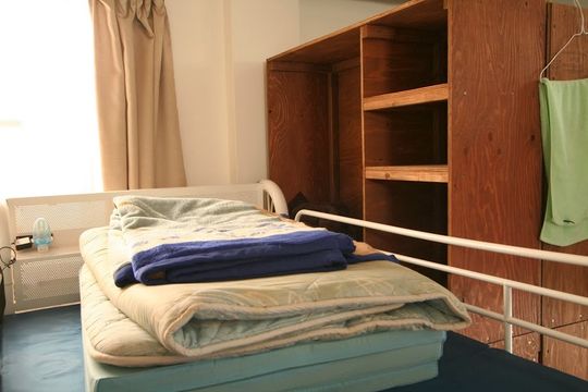 ベッド - ≪新宿区≫早稲田大学、早稲田駅、西早稲田駅、高田馬場駅、コンビニ近く、ゲストハウス　キャンペーン価格実施中！} - ルームシェアルームメイト