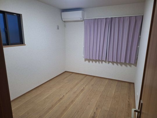 個室 - 築3年目一軒家、2F6畳1部屋貸します} - ルームシェアルームメイト