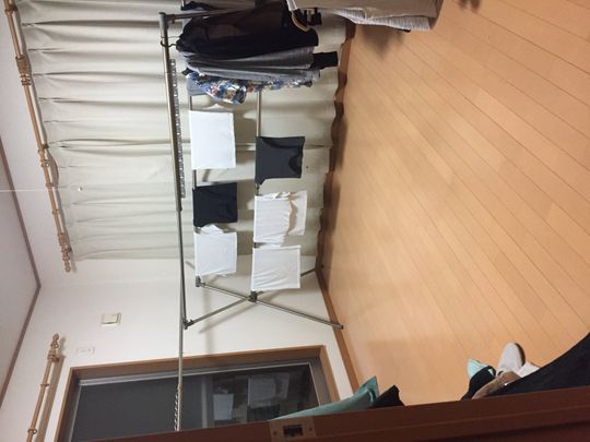 個室 - 戸建の家の二階のふた部屋使ってください。} - ルームシェアルームメイト