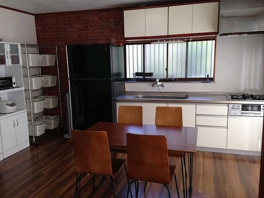 キッチン - JR横須賀線 横須賀駅 京急本線 逸見駅徒歩10分 2015年新規オープンシェアハウス} - ルームシェアルームメイト