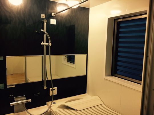 風呂 - 築2年、3階建て、115㎡のデザイナーズハウス!!Wifi完備!!駅から徒歩4分の好立地!} - ルームシェアルームメイト