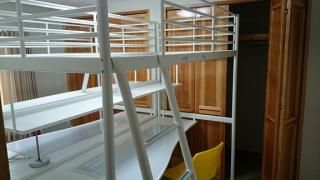 ベッド - 女性限定きれいなお部屋} - ルームシェアルームメイト