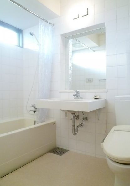 シャワー - 【Welcom Foreign People】 新宿区四谷三丁目 デザイナーズマンション 生活しやすく都内移動も便利♪} - ルームシェアルームメイト