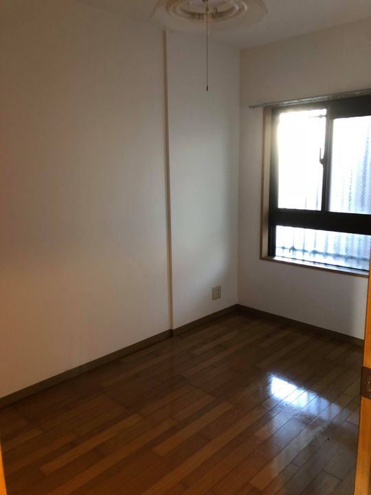 個室 - 【設備充実】オートロック付きの広々としたマンション} - ルームシェアルームメイト