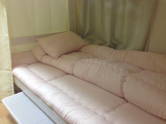 ベッド - 山手線日暮里駅徒歩3分★大人気のオープン物件!!男性部屋・女性部屋空き一つずつ!!部屋も綺麗な好立地物件♪} - ルームシェアルームメイト