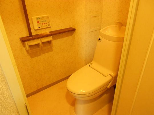 トイレ - 芦屋市の閑静な住宅街にあるファミリーマンションのルームシェア―です。} - ルームシェアルームメイト