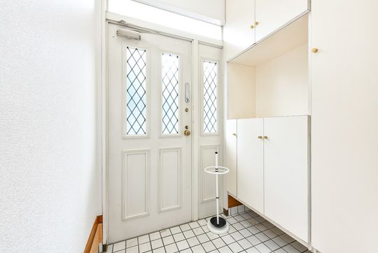 玄関 - 山手、阪東橋周辺でのシェアハウス。上品で綺麗、落ち着きのある安全な住宅街で、大人女子の新生活をスタートしませんか} - ルームシェアルームメイト