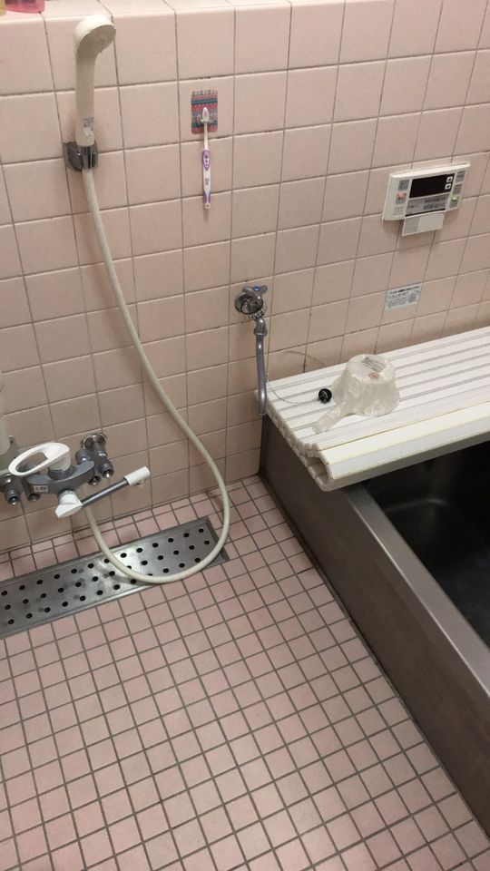 風呂 - 13畳の広いお部屋■収納+ロフト+専用バルコニー付■駐車場あり■完全個室で2.5万円+光熱費} - ルームシェアルームメイト