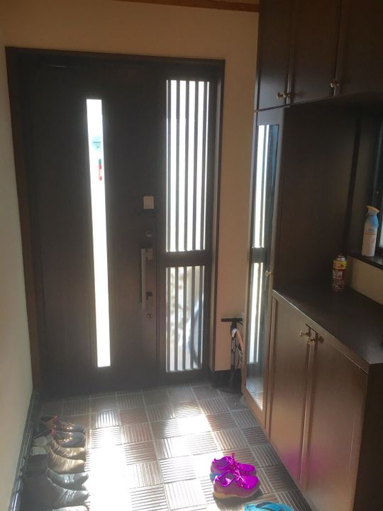 玄関 - 個人同士のハウスシェア☆自慢のおうちです！} - ルームシェアルームメイト