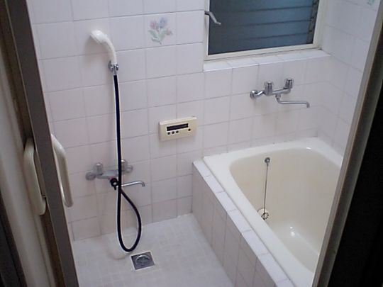 風呂 - セキュリティ万全安心！新宿渋谷吉祥寺から約30分駅から2分、多摩川近隣の戸建て住宅!敷金礼金0円!5.5畳フローリング鍵付個室PCスマホのNET無料!} - ルームシェアルームメイト