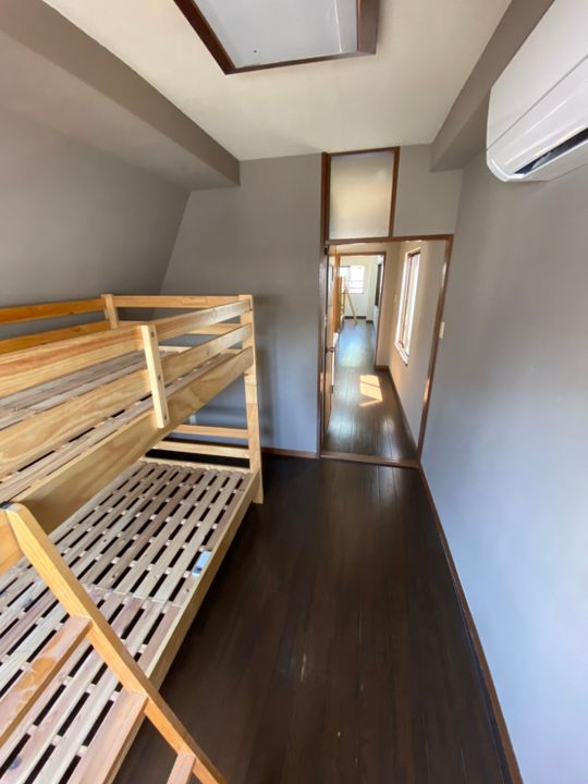 ベッド - 外国人大歓迎☆新宿駅至急のシェアハウスです！} - ルームシェアルームメイト