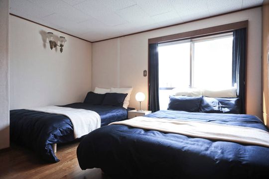 個室 - Beハウス（シェアハウス）始めます。4名募集。中野区駅徒歩30秒、一棟ビル２、３フロア丸ごとの住居スペースです。} - ルームシェアルームメイト