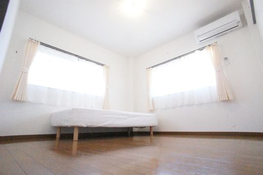 玄関 - 日暮里から20分！全室鍵付き個室／諸経費０でプライベートが完全に確保できる格安個室での新生活♪} - ルームシェアルームメイト