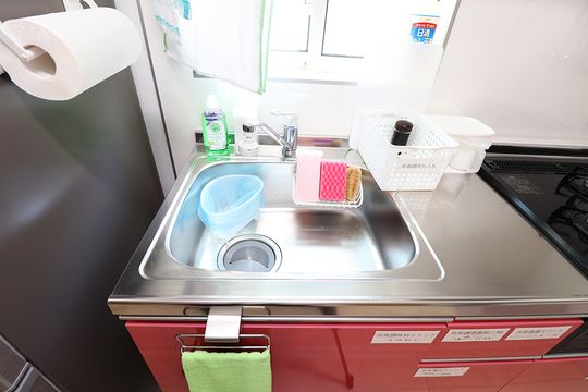 キッチン - ３９歳未満限定！！初期費用は保証金の１５，０００円のみ！！２ヶ月賃料無料！！清潔感のある個室タイプのシェアハウスです。} - ルームシェアルームメイト