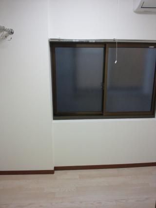 個室 - 新しい仲間との楽しいライフスタイル！} - ルームシェアルームメイト