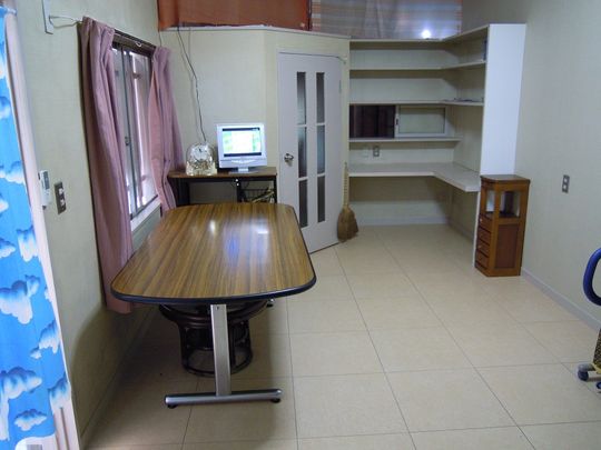 リビング - 神戸テラスハウス、必要なもの全てあります。} - ルームシェアルームメイト