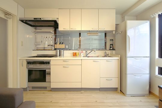 キッチン - 駅から徒歩15秒！新宿まで７分 3万円代！　デザイナーズ・シェアハウス☆　男女募集中です！} - ルームシェアルームメイト