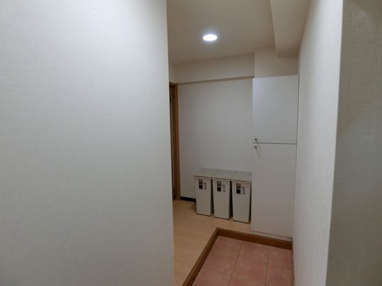 玄関 - 池袋駅 大塚駅から近く‼︎リーズナブルシェアハウス♪} - ルームシェアルームメイト