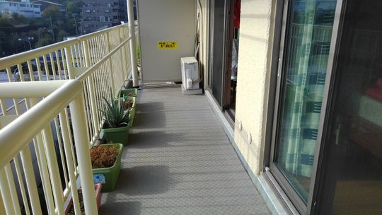 ベランダ - 京急弘明寺からバスで10分} - ルームシェアルームメイト