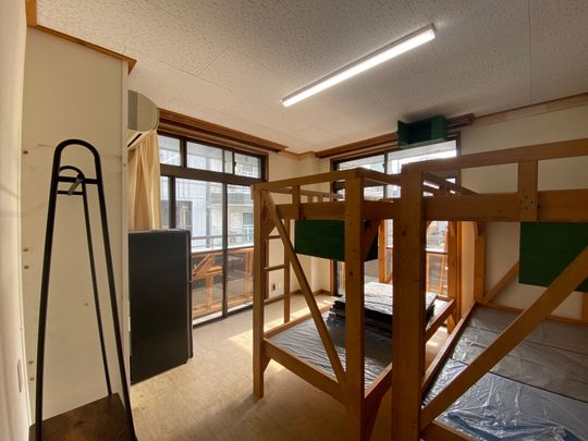 ベッド - 【ドミ 28,000円～、個室 58,000円～】南千住・三ノ輪シェアハウス} - ルームシェアルームメイト