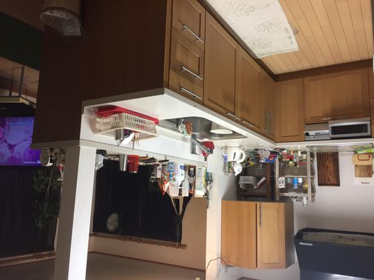 キッチン - 戸建の家の二階のふた部屋使ってください。} - ルームシェアルームメイト