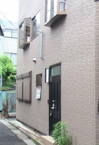 建物 - 都心近くの10.5畳の鍵付き個室のルームシェア、ロフト付き} - ルームシェアルームメイト