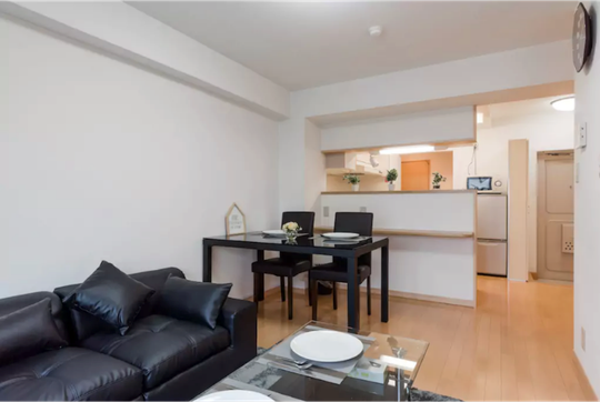 リビング - 新オープン!駅距離5分の綺麗なマンションでのシェアハウス!} - ルームシェアルームメイト