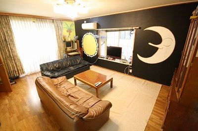 リビング - 国際交流が出来る新中野シェアハウス!新宿まで6分!} - ルームシェアルームメイト