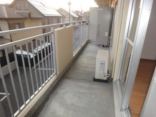 ベランダ - 西武新宿線下井草駅3分、女性限定広々9畳個室!} - ルームシェアルームメイト