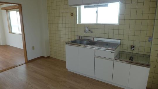 キッチン - 駅まで13分→駅から新宿まで30分。物静かな落ち着いた場所。家賃+光熱費込みの4万5千円希望} - ルームシェアルームメイト