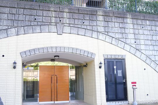 建物 - 相鉄線沿いの便利な穴場駅。渋谷まで直通３７分。横浜まで８分。小規模ルームシェア希望の方に最適。} - ルームシェアルームメイト