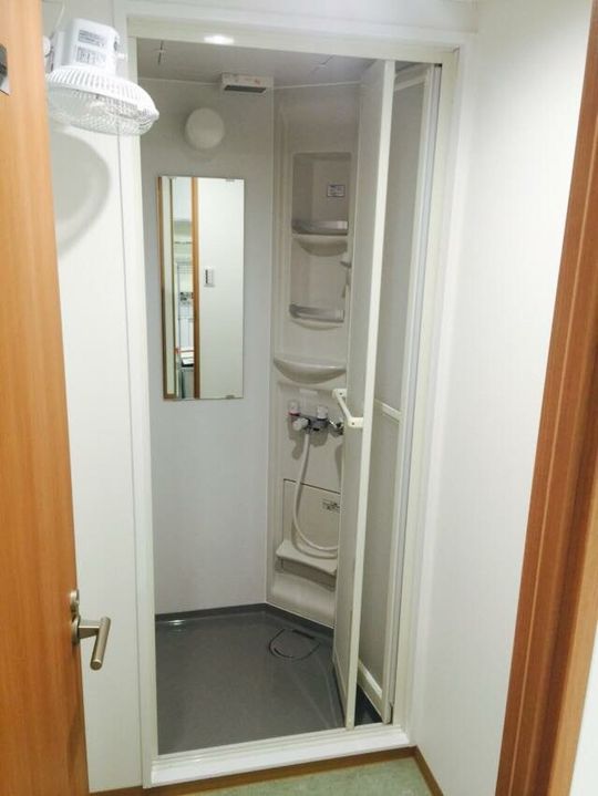 シャワー - 山手線「御徒町」駅から徒歩４分！半年契約で初月家賃が17,000円！} - ルームシェアルームメイト