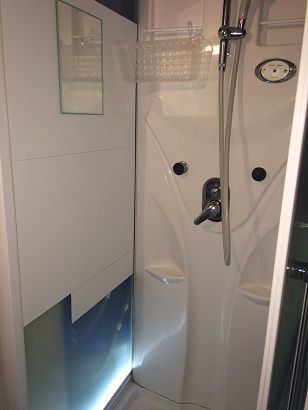 シャワー - 新宿駅近、大久保駅までわずか2分のセミプライベートルームです。} - ルームシェアルームメイト