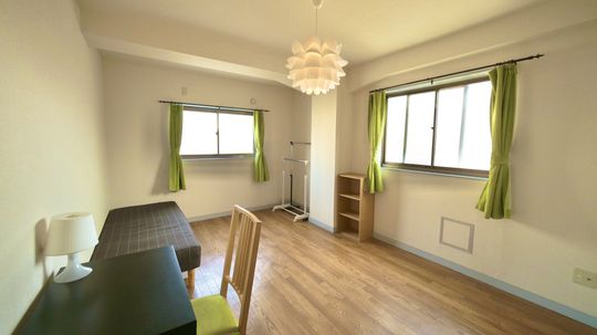 個室 - 【8LDK！大型シェアハウス中野】} - ルームシェアルームメイト