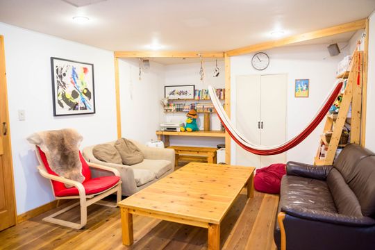 リビング - 【初月無料!5ヶ月家賃1万円引き!】シェアハウス・フリーレントキャンペーン実施中!} - ルームシェアルームメイト