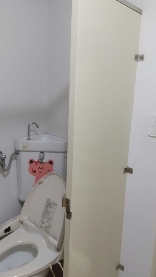 トイレ - 外国人男性二人と一緒に住めるルームメイトを募集いたします} - ルームシェアルームメイト