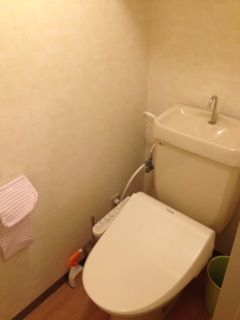 トイレ - ☆オートロック 綺麗 アクセス 治安良し ☆ 山手線西日暮里駅を含む８路線利用可能!!} - ルームシェアルームメイト