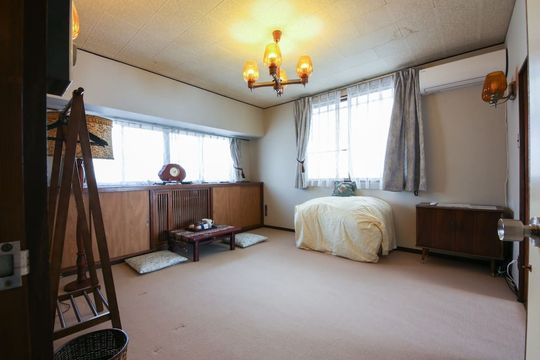 個室 - 【値下げ!】広々8畳　洋室★大きな窓で明るいお部屋です！} - ルームシェアルームメイト