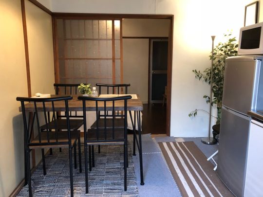 リビング - 京都駅から徒歩3分、全部屋個室でシェアハウスに興味のある方に朗報です＾＾} - ルームシェアルームメイト