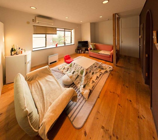 リビング - 都心への移動が便利な永福町のハウス。　最短4日での入居可！　いろいろな人が集まるコミュニティハウスで楽しみませんか？} - ルームシェアルームメイト