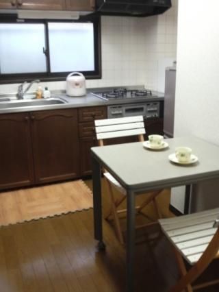 キッチン - 恵比寿シェアハウス新オープン、女性専用、個室（鍵付）プライベート重視,1人暮感覚で住めます} - ルームシェアルームメイト