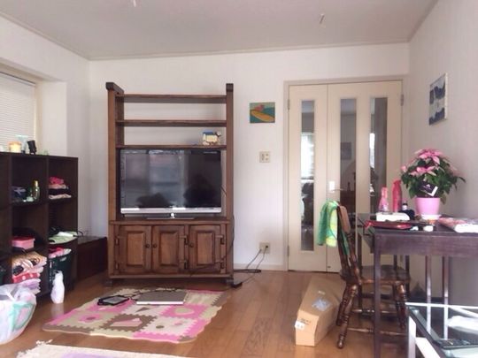 リビング - 湘南海岸で海から徒歩８分格安で！！} - ルームシェアルームメイト