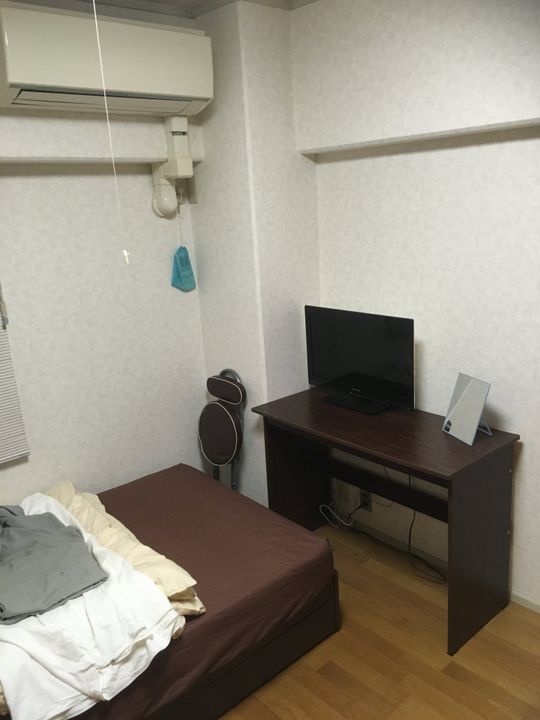 個室 - 【●6畳個室●家具　ベッド　デスク、家電等備え付け、収納大●女性限定●】} - ルームシェアルームメイト
